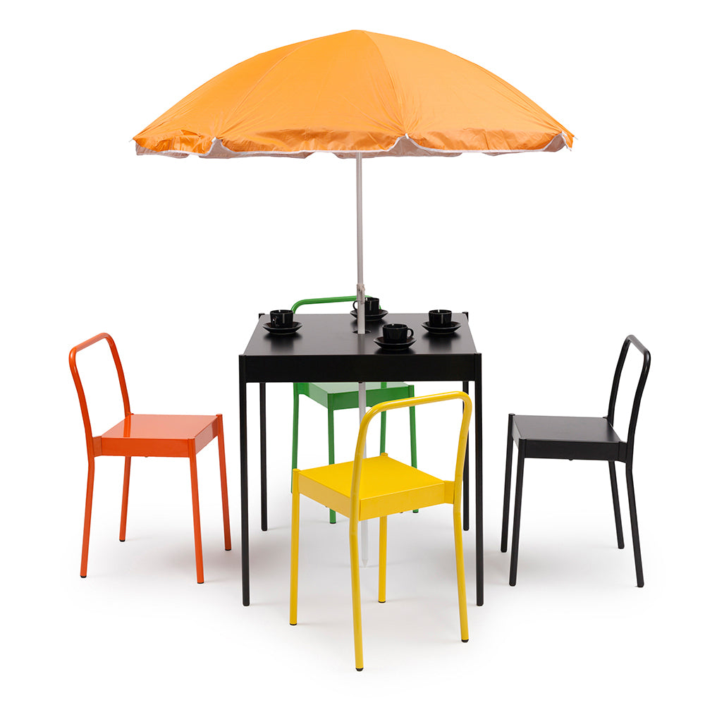 La Table table with chairs in several colours