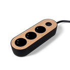 Kaunis pistorasia, mustalla kuorella ja tammi päällyslevyllä